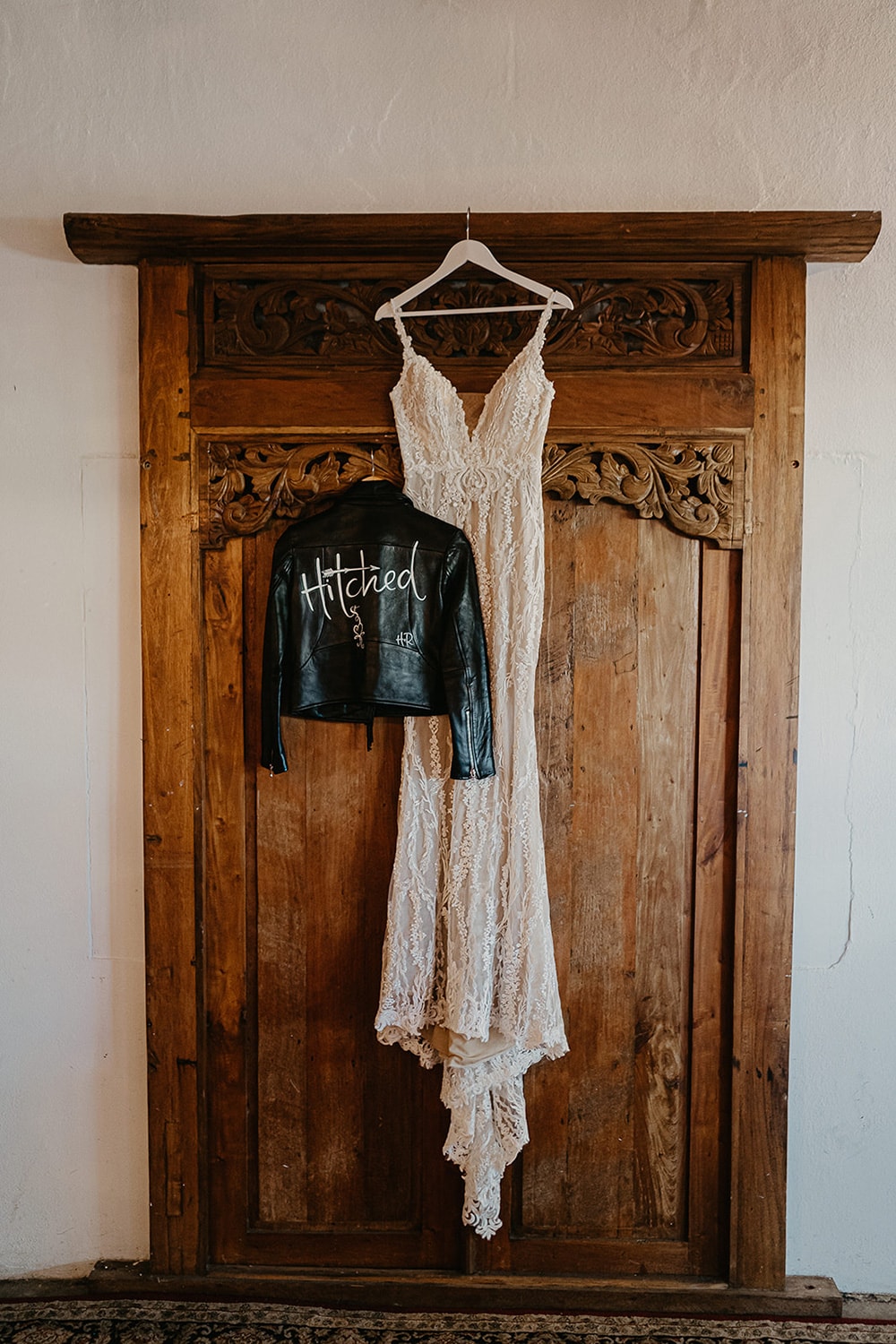 Intimate Modern Wedding Inspiration in Rust, Stone & Black | Photography: Doe and Deer Photography