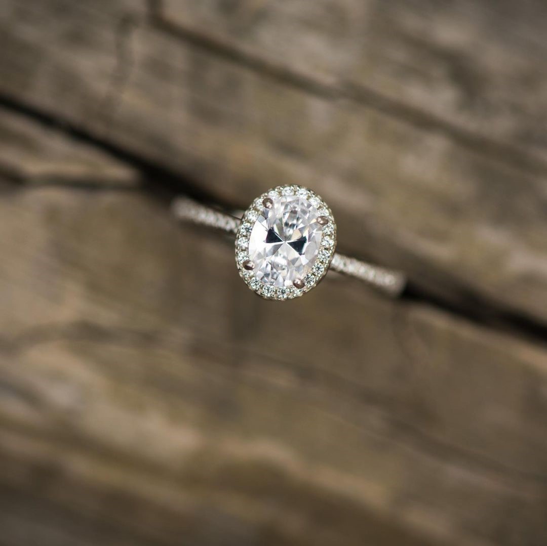 A Jeweler’s Guide to Buying Your Diamond Engagement Ring Online