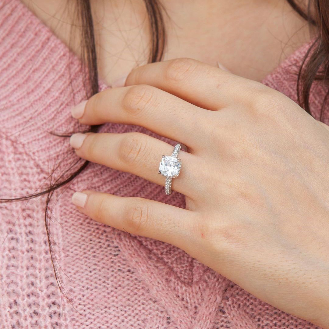 A Jeweler’s Guide to Buying Your Diamond Engagement Ring Online