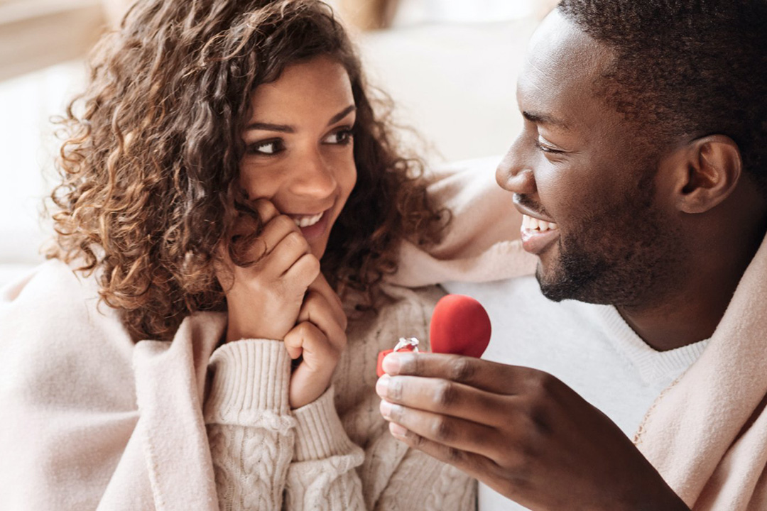 A Jeweler’s Guide to Buying Your Diamond Engagement Ring Online